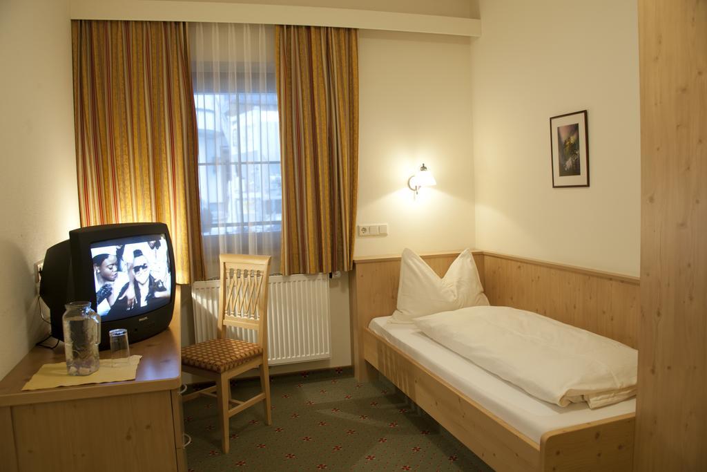 Hotel Garni Forelle Tux Room photo